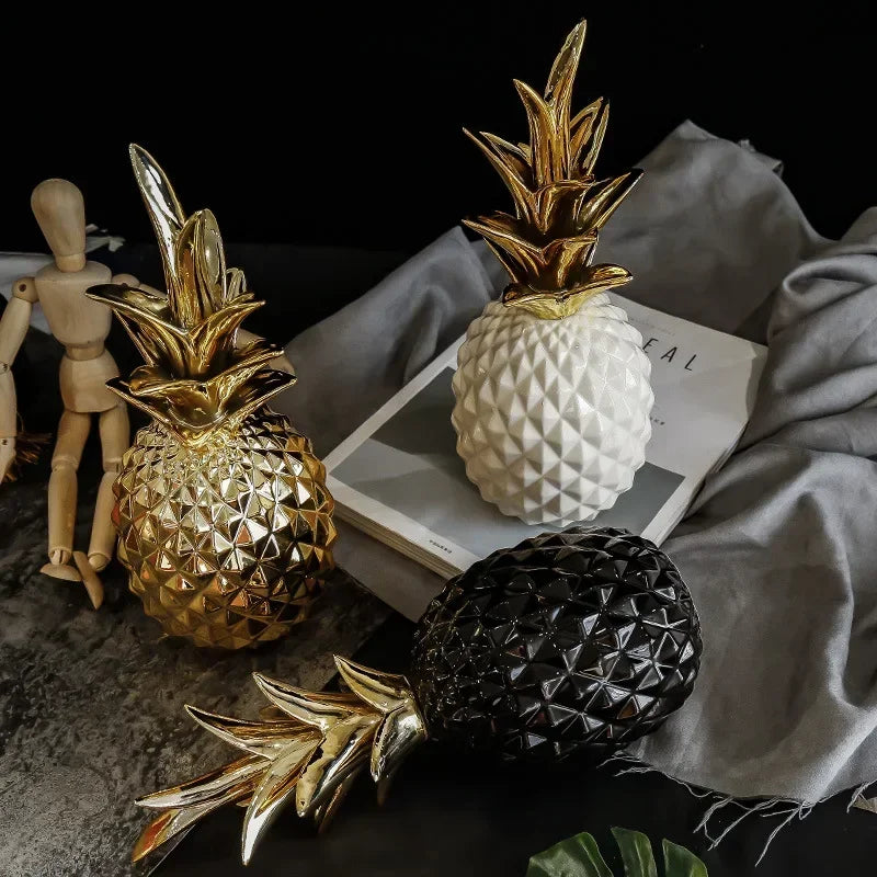 Escultura Decorativa Royal Pine – Abacaxi Cerâmico com Acabamento Metálico
