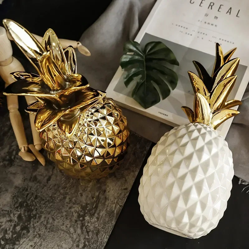 Escultura Decorativa Royal Pine – Abacaxi Cerâmico com Acabamento Metálico