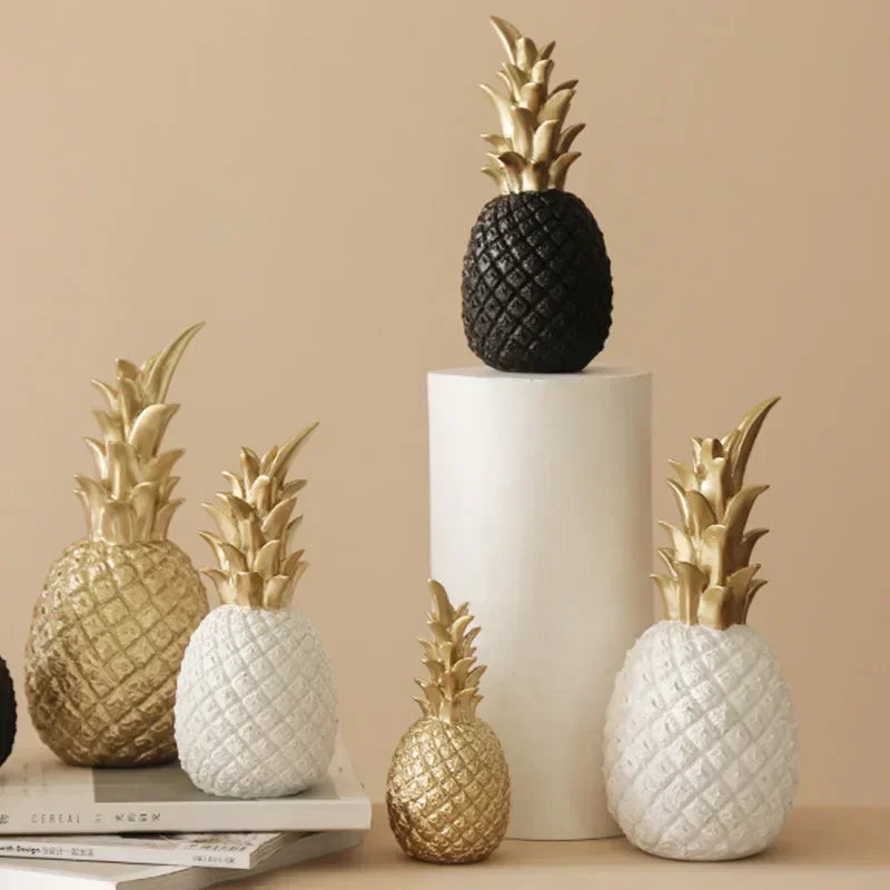 Escultura Decorativa Royal Pine – Abacaxi Cerâmico com Acabamento Metálico