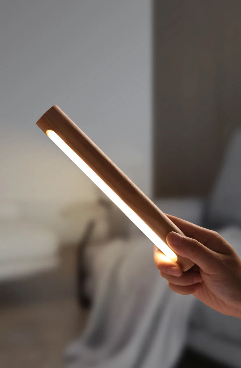 Luminária de Mesa LumiDesk – Minimalismo Dourado