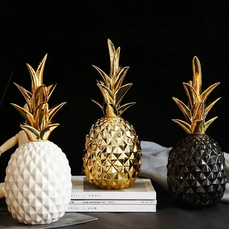 Escultura Decorativa Royal Pine – Abacaxi Cerâmico com Acabamento Metálico