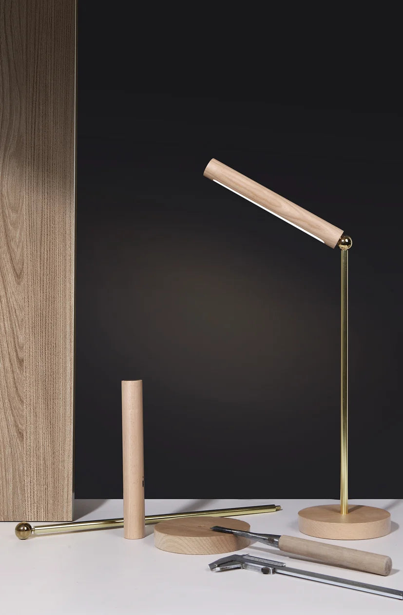 Luminária de Mesa LumiDesk – Minimalismo Dourado