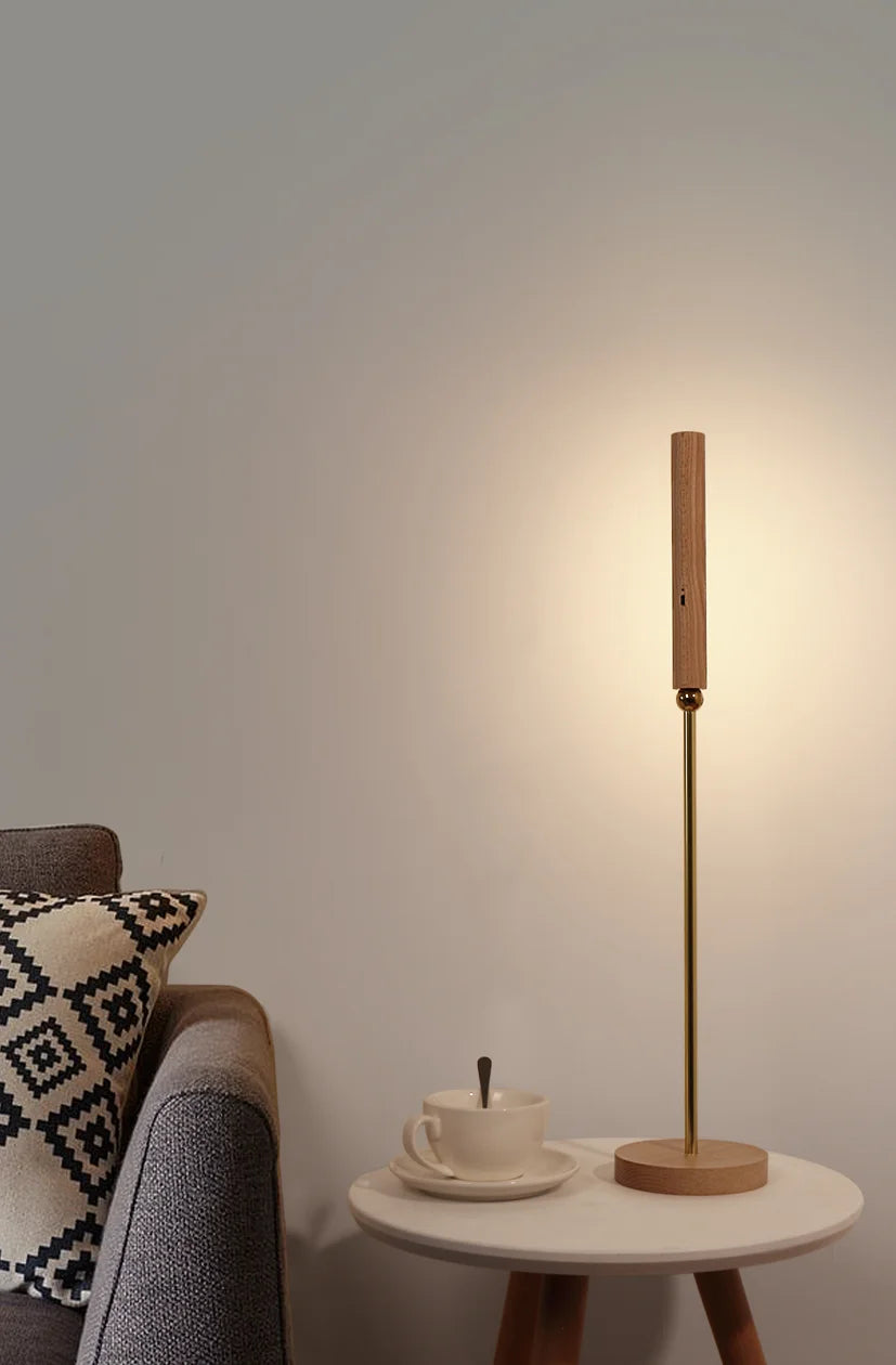 Luminária de Mesa LumiDesk – Minimalismo Dourado