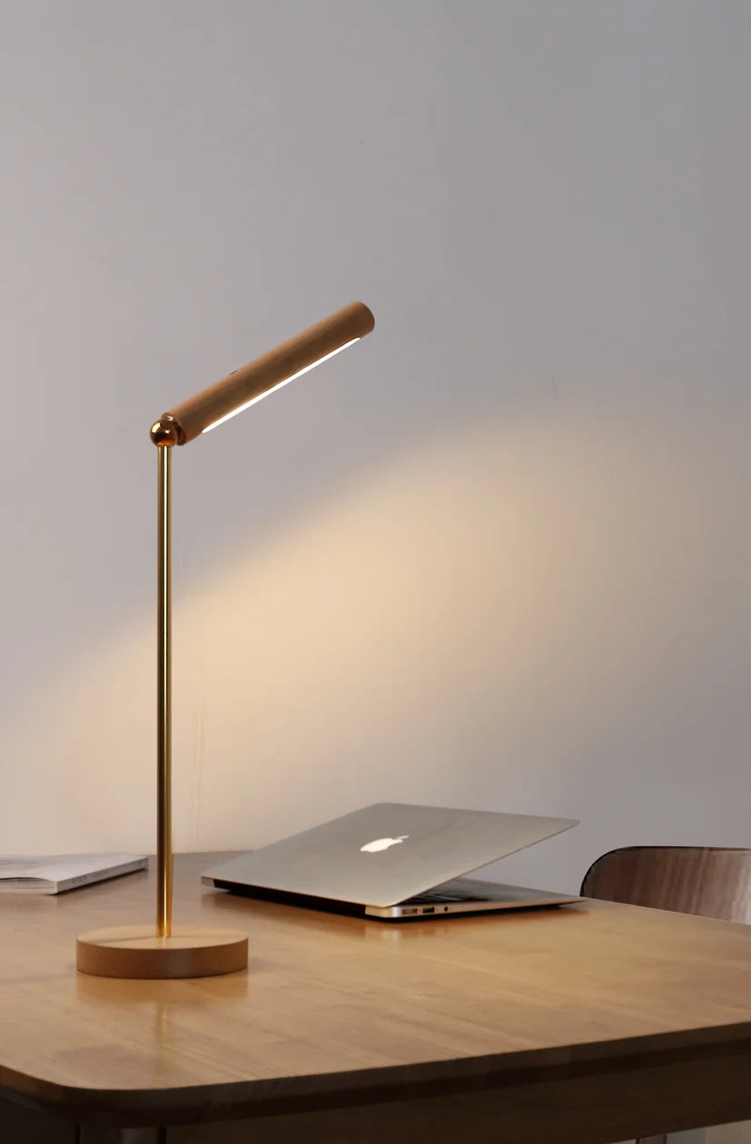 Luminária de Mesa LumiDesk – Minimalismo Dourado