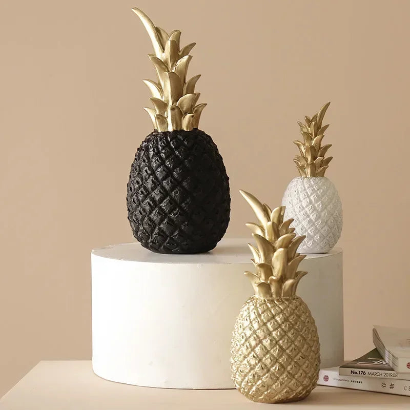 Escultura Decorativa Royal Pine – Abacaxi Cerâmico com Acabamento Metálico