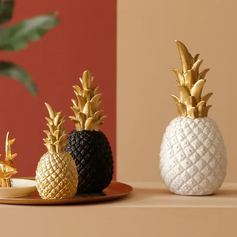 Escultura Decorativa Royal Pine – Abacaxi Cerâmico com Acabamento Metálico
