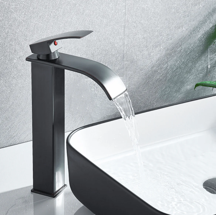 Torneira Cascata Com Sensor Évora – Design Minimalista em Aço Escovado
