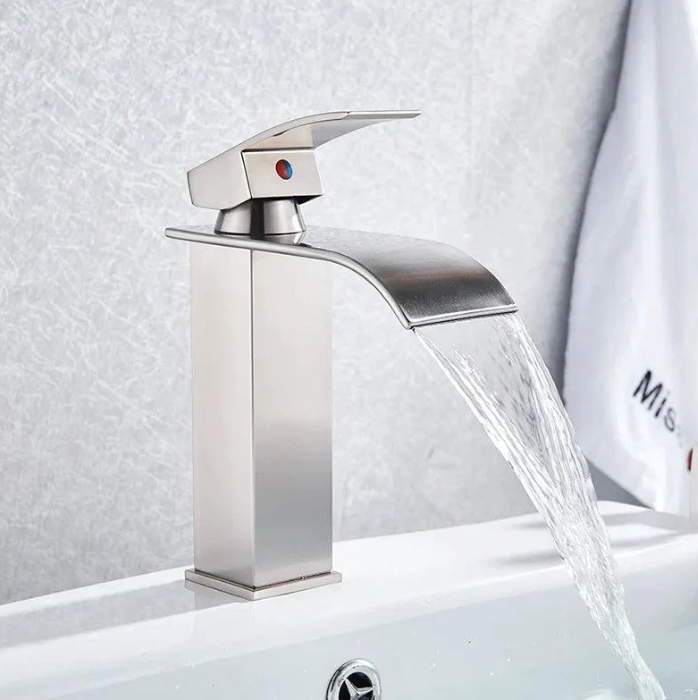 Torneira Cascata Com Sensor Évora – Design Minimalista em Aço Escovado