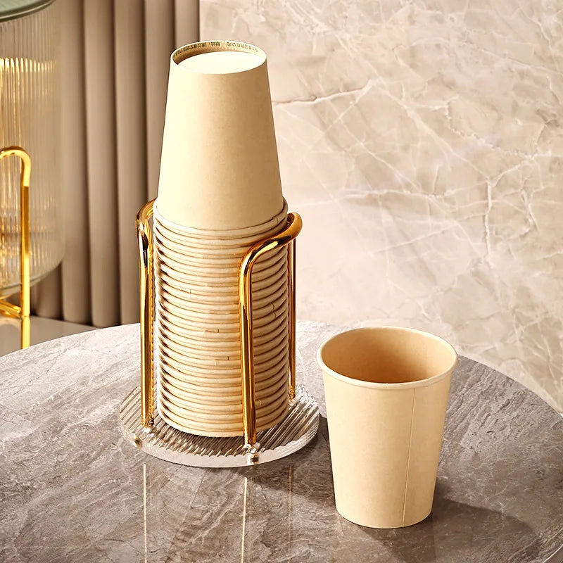 Suporte Organizador de Copos Luxo Acrílico Dourado com design empilhável e acabamento elegante. Ideal para cozinhas, escritórios e cafés modernos.