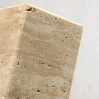 Textura porosa do travertino natural em detalhe