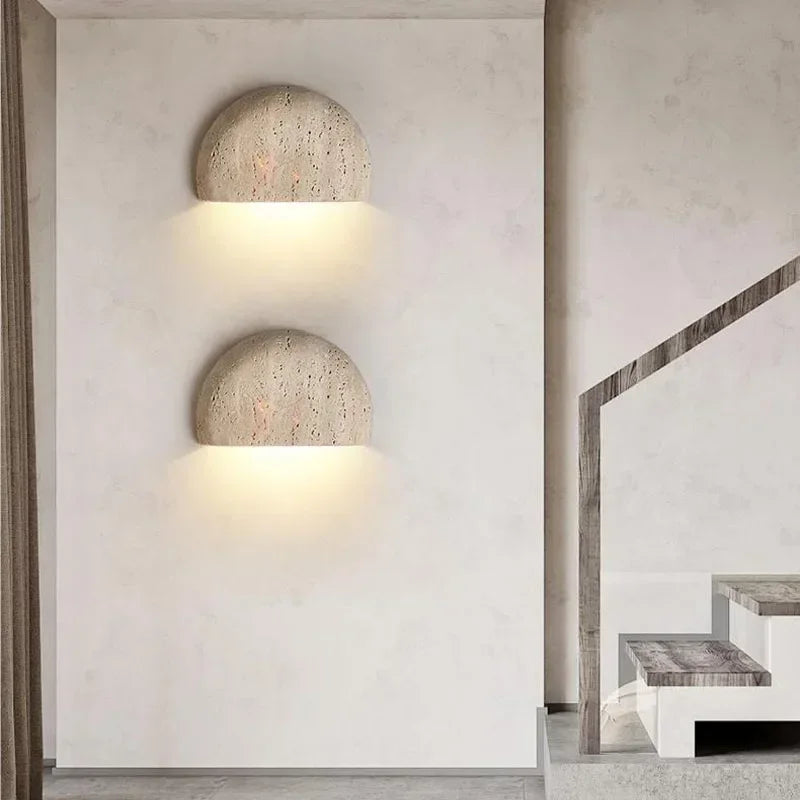 Arandela de Parede em Pedra Natural Travertino com LED Bivolt Formato Meia Lua Satori