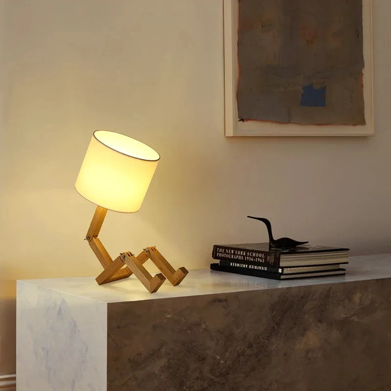 Luminaria de Mesa Articulada em Madeira com LED Formato Robo Nordic