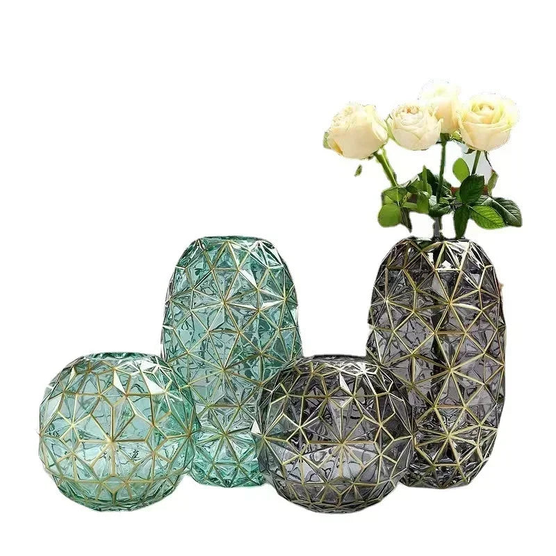 Vaso Diamante Noir – Escultura Decorativa em Vidro com Detalhes Dourados