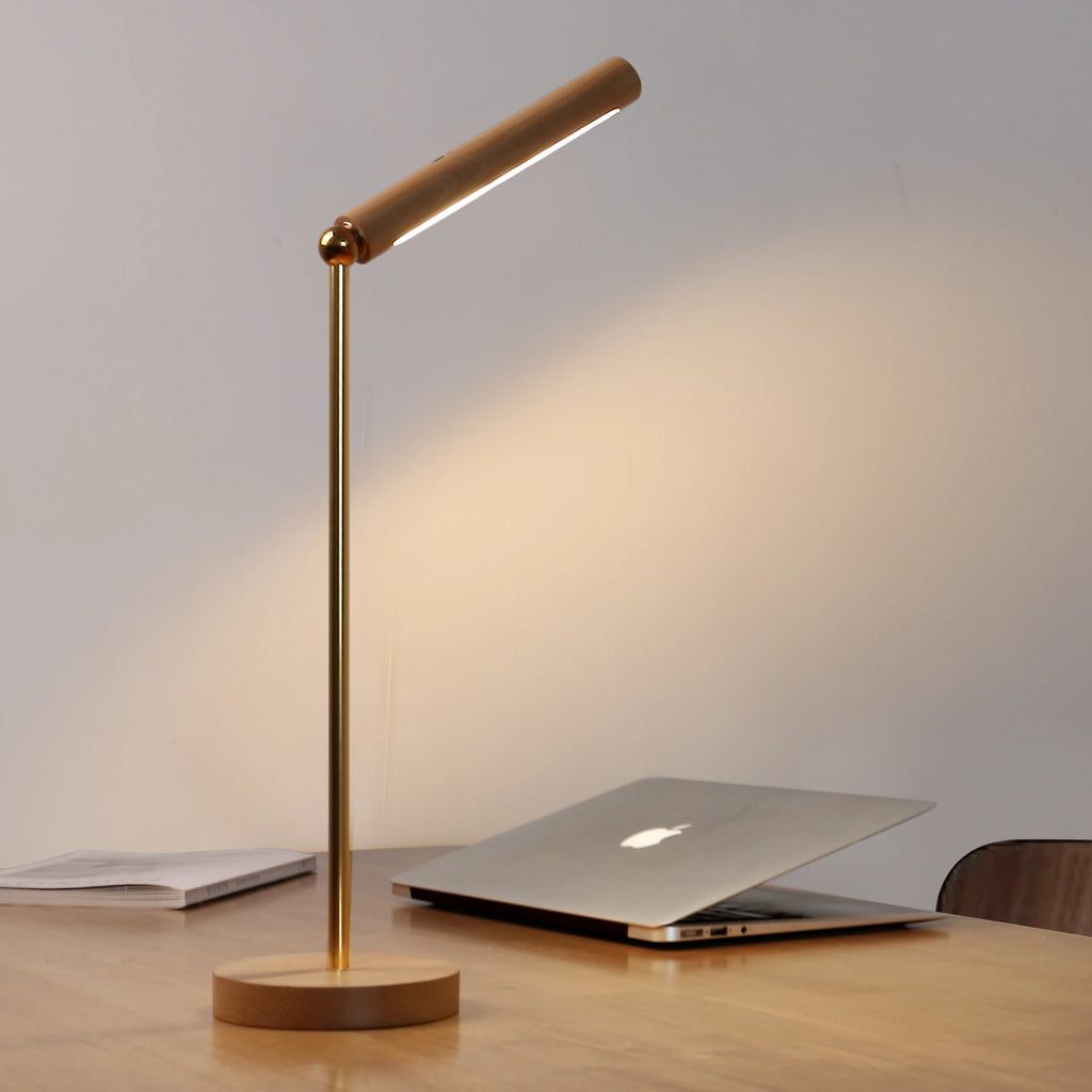 Luminaria de Mesa LED Articulada com Base de Madeira e Acabamento Dourado LumiDesk