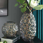 Vaso Diamante Noir – Escultura Decorativa em Vidro com Detalhes Dourados