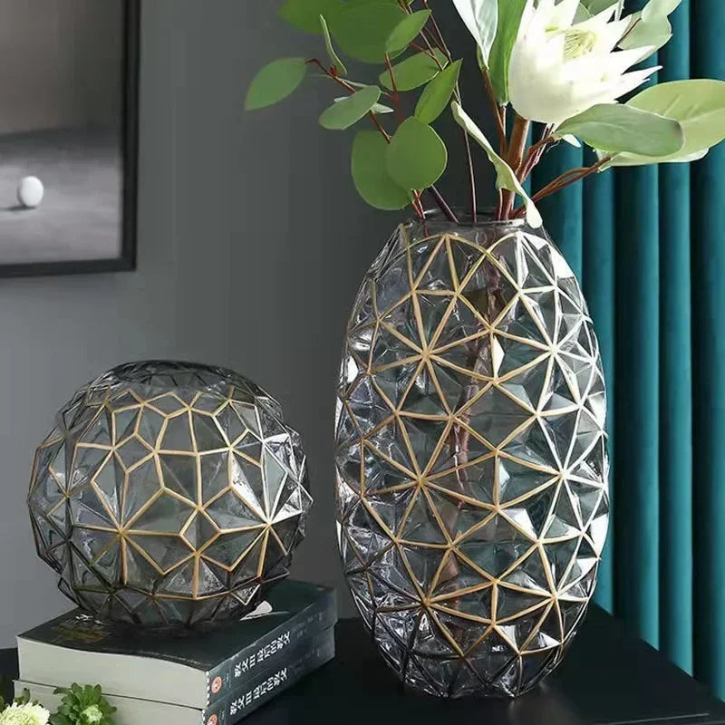 Vaso Diamante Noir – Escultura Decorativa em Vidro com Detalhes Dourados