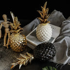 Escultura Decorativa Royal Pine – Abacaxi Cerâmico com Acabamento Metálico