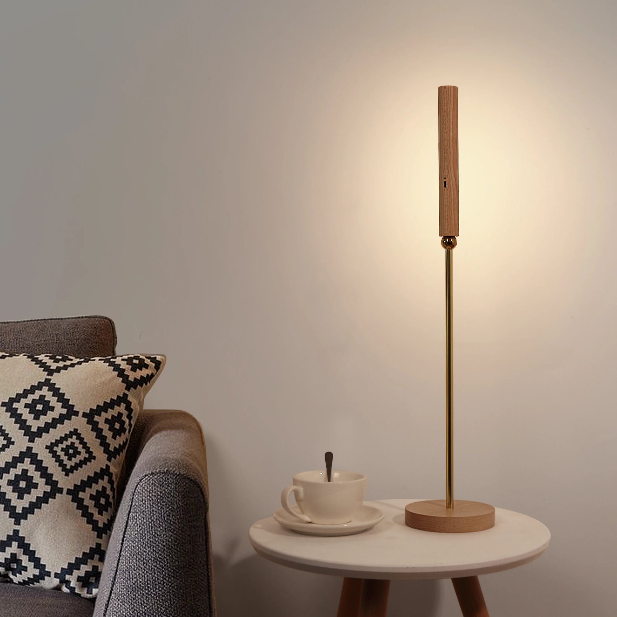 Luminaria de Mesa LED Articulada com Base de Madeira e Acabamento Dourado LumiDesk