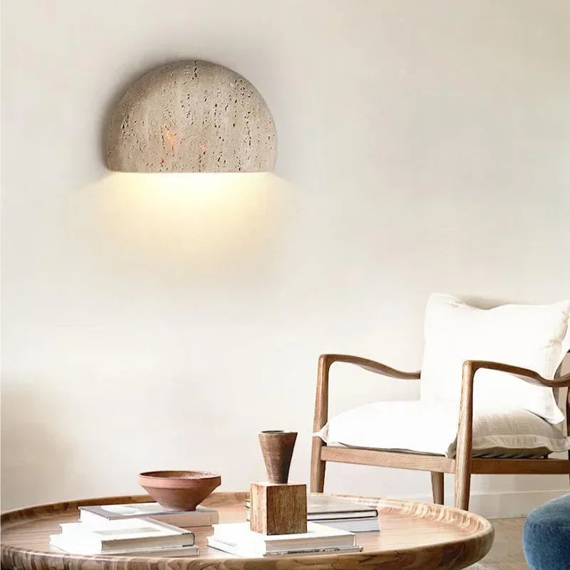 Arandela de Parede em Pedra Natural Travertino com LED Bivolt Formato Meia Lua Satori