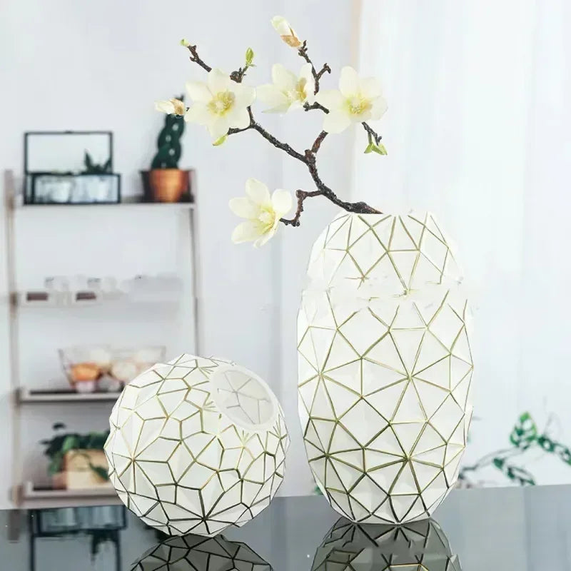 Vaso Diamante Noir – Escultura Decorativa em Vidro com Detalhes Dourados