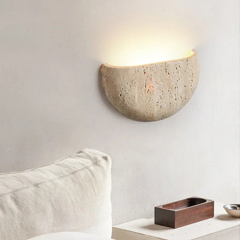Arandela de Parede em Pedra Natural Travertino com LED Bivolt Formato Meia Lua Satori