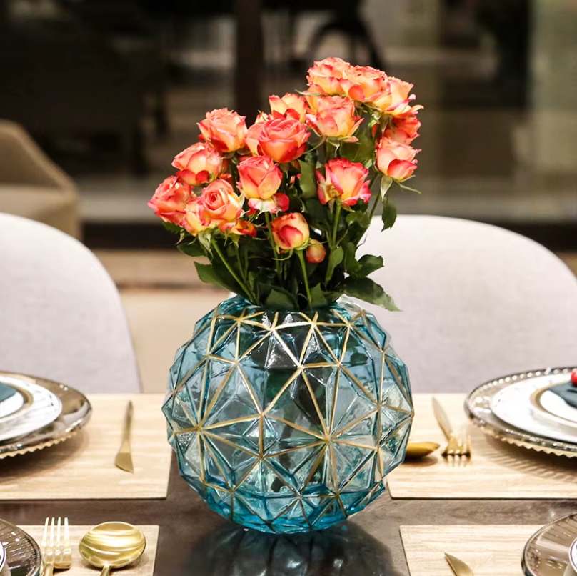 Vaso Diamante Noir – Escultura Decorativa em Vidro com Detalhes Dourados