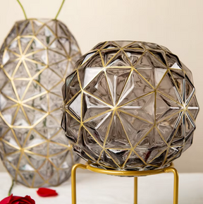 Vaso Diamante Noir – Escultura Decorativa em Vidro com Detalhes Dourados