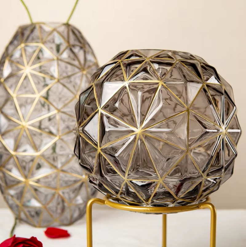 Vaso Diamante Noir – Escultura Decorativa em Vidro com Detalhes Dourados