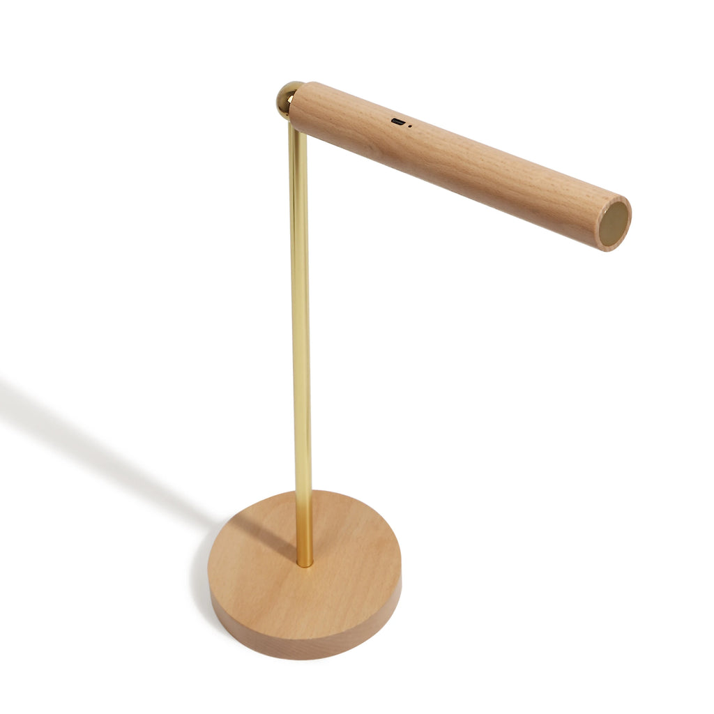 Luminaria de Mesa LED Articulada com Base de Madeira e Acabamento Dourado LumiDesk