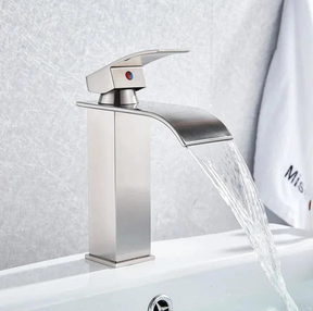 Torneira Cascata Com Sensor Évora – Design Minimalista em Aço Escovado