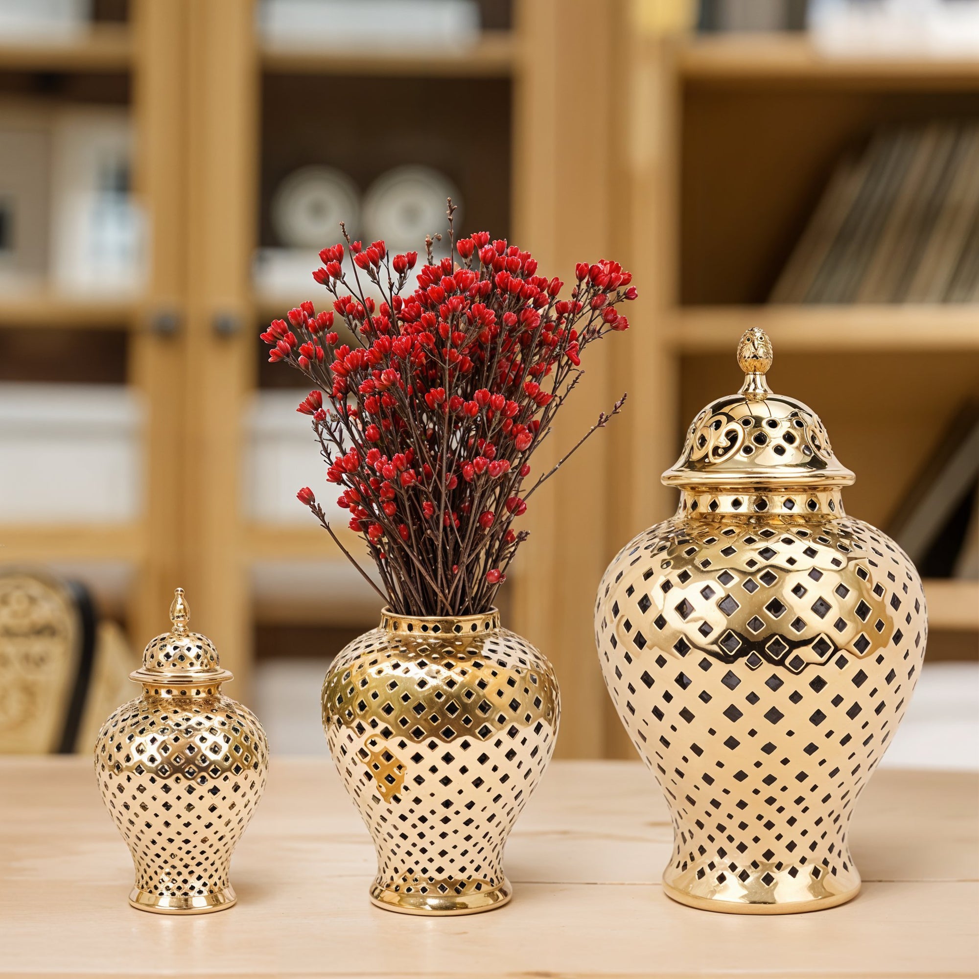 Vaso Imperial Arabesco – Cerâmica Dourada com Design Vazado