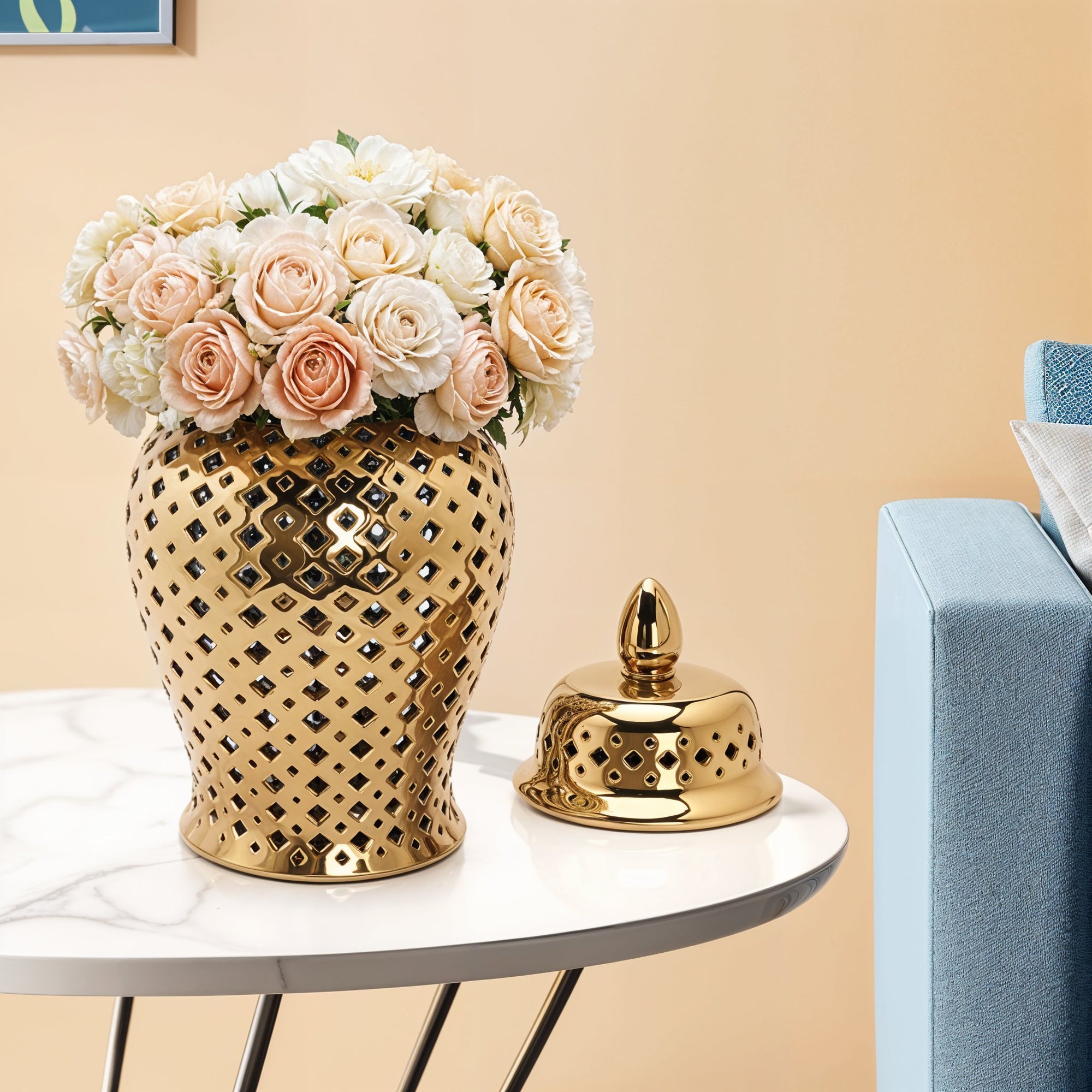 Vaso Imperial Arabesco – Cerâmica Dourada com Design Vazado