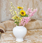 Vaso Imperial Arabesco – Cerâmica Dourada com Design Vazado