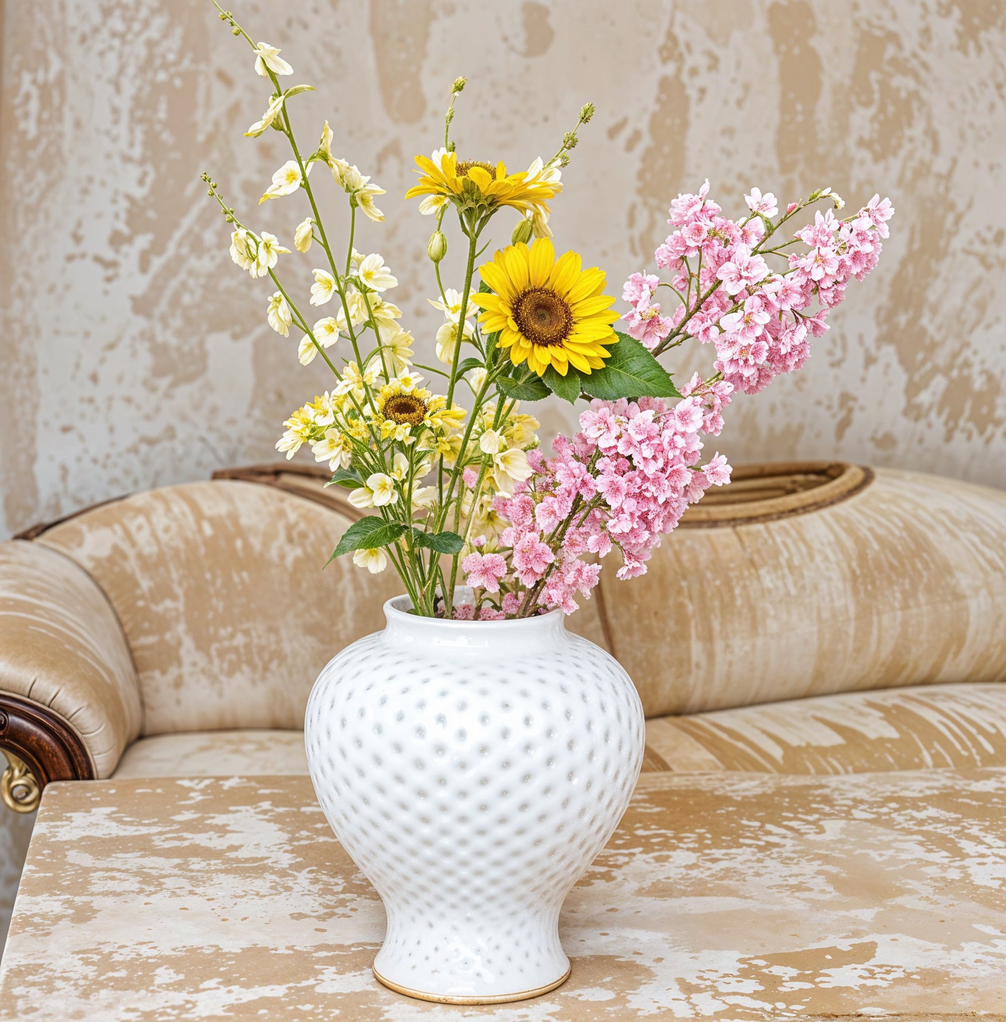 Vaso Imperial Arabesco – Cerâmica Dourada com Design Vazado