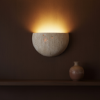 Arandela de Parede em Pedra Natural Travertino com LED Bivolt Formato Meia Lua Satori