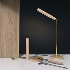 Luminaria de Mesa LED Articulada com Base de Madeira e Acabamento Dourado LumiDesk