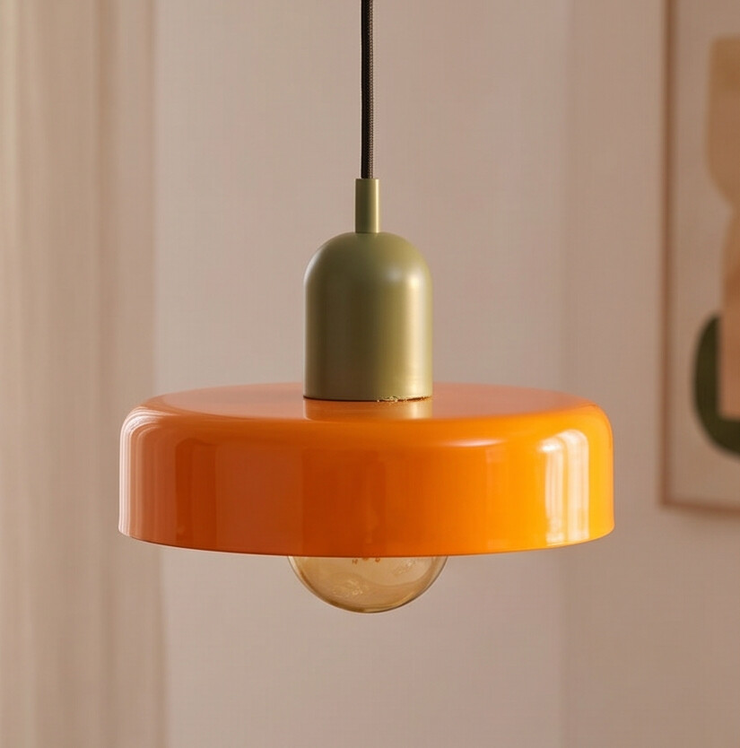 Pendente laranja em detalhe, vidro soprado brilhante com capuz verde musgo
