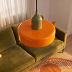 Disco laranja visto de cima sobre sofa, mostrando os 25cm de diametro