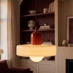 Detalhe do pendente branco aceso, vidro opala difundindo a luz da lampada E27